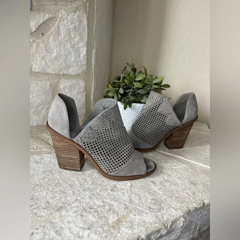 Vince Camuto Fritzey grey suede laser woven accent open toe booties sz 10